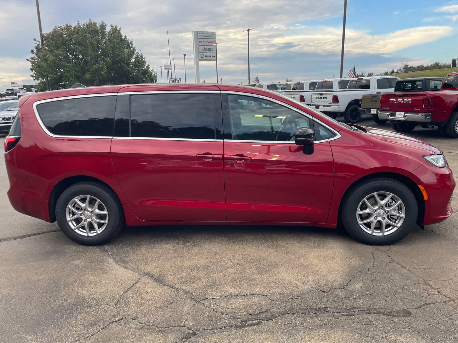 2026 Chrysler Pacifica Select