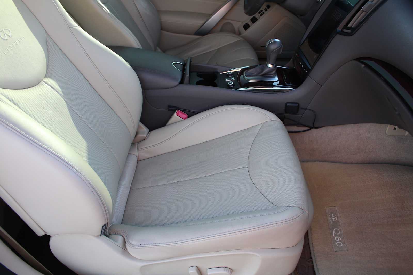 2014 INFINITI Q60 Convertible 2dr