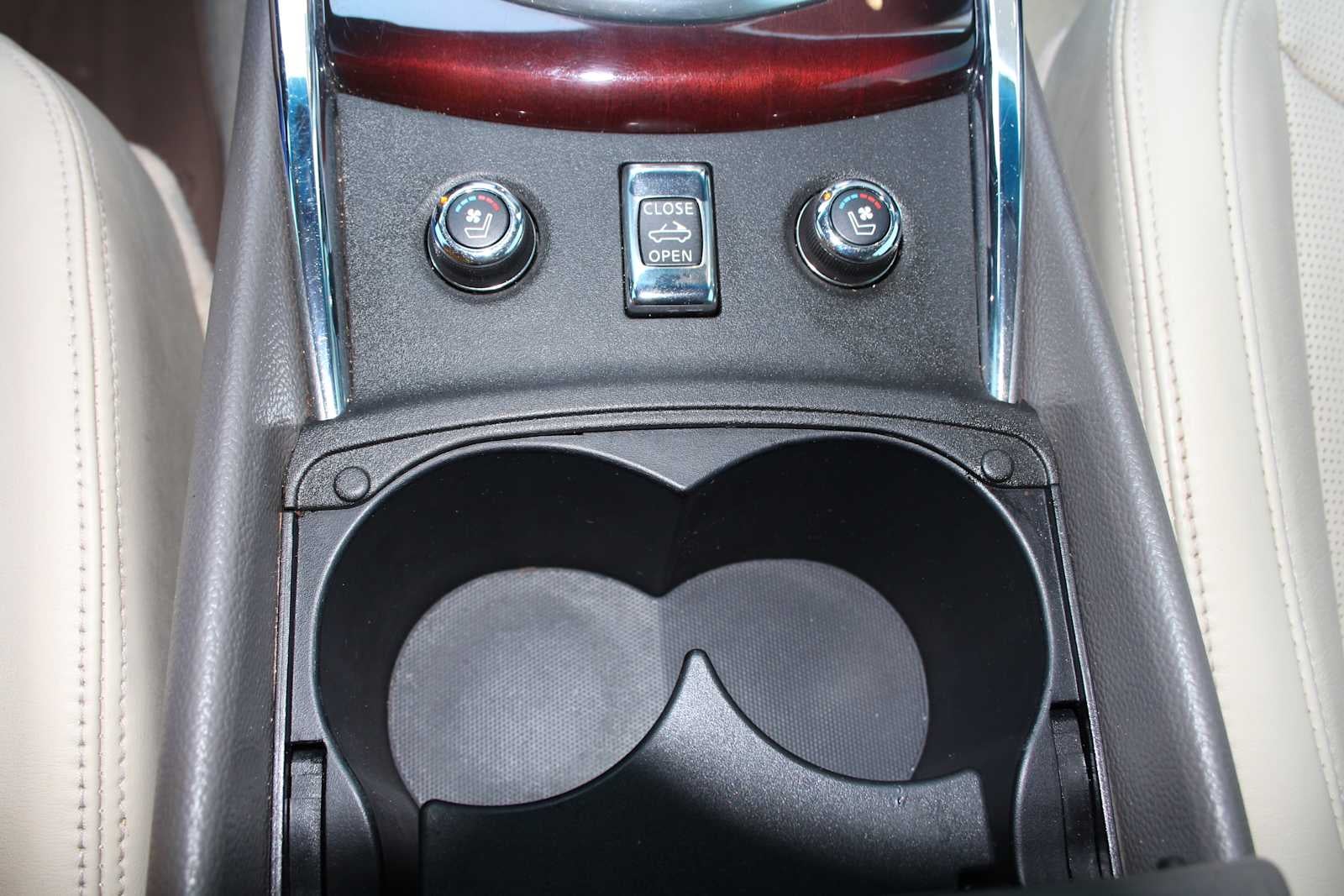 2014 INFINITI Q60 Convertible 2dr